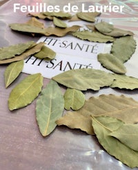 a bunch of leaves with the words feuilles de laurette written on them