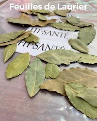 a bunch of leaves in a plastic bag with the label'feuilles de laurette'